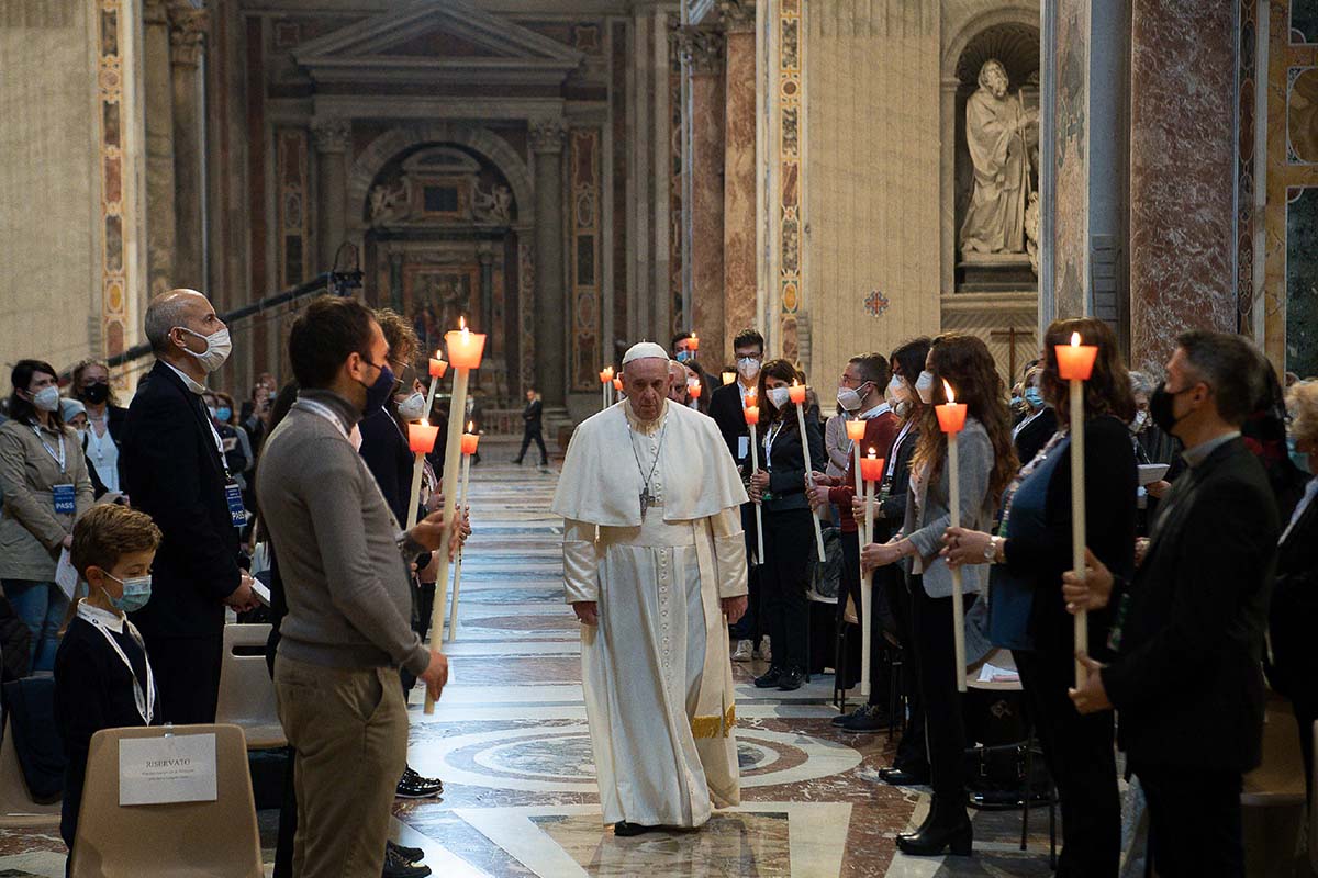 Vaticano – Preghiera del Rosario presieduta da Papa Francesco per